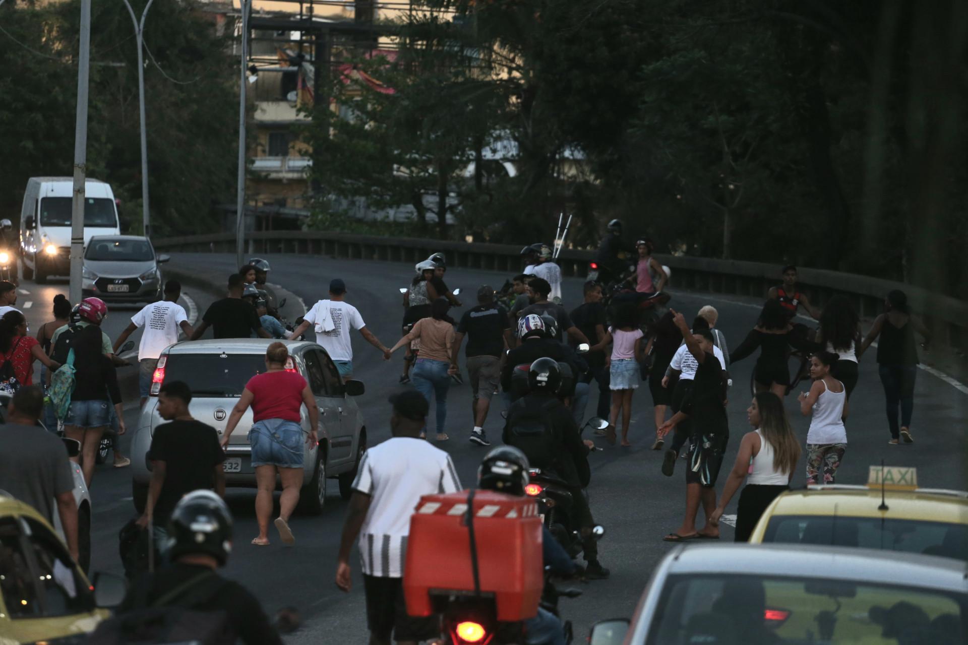 Na foto, amigos de Guilherme Lucas fizeram uma manifesta&ccedil;&atilde;o em Catumbi, sentido Zona Sul - Cl&eacute;ber Mendes/Ag&ecirc;ncia O Dia