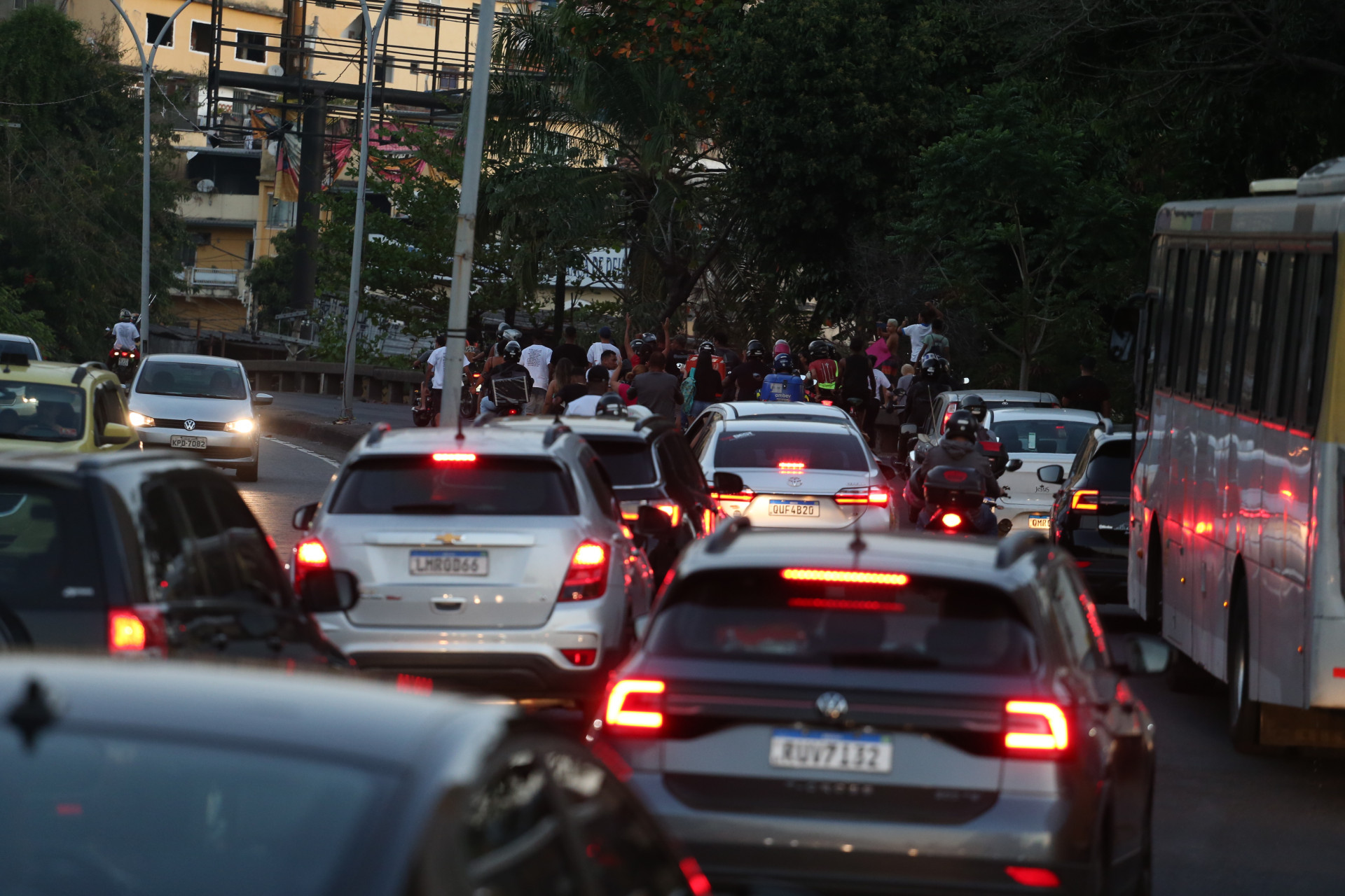 Na foto, amigos de Guilherme Lucas fizeram uma manifesta&ccedil;&atilde;o em Catumbi, sentido Zona Sul - Cl&eacute;ber Mendes/Ag&ecirc;ncia O Dia