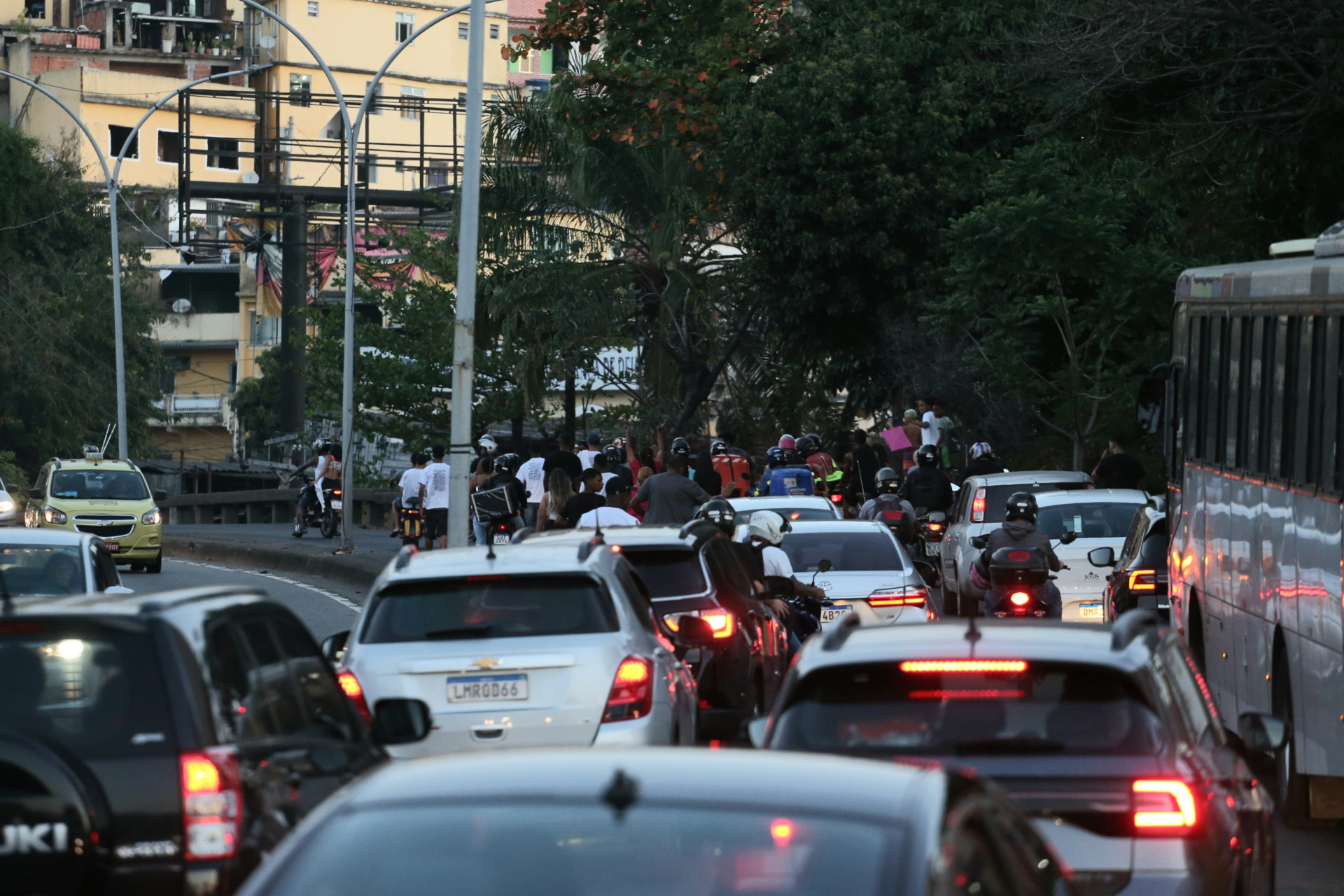 Na foto, amigos de Guilherme Lucas fizeram uma manifesta&ccedil;&atilde;o em Catumbi, sentido Zona Sul - Cl&eacute;ber Mendes/Ag&ecirc;ncia O Dia