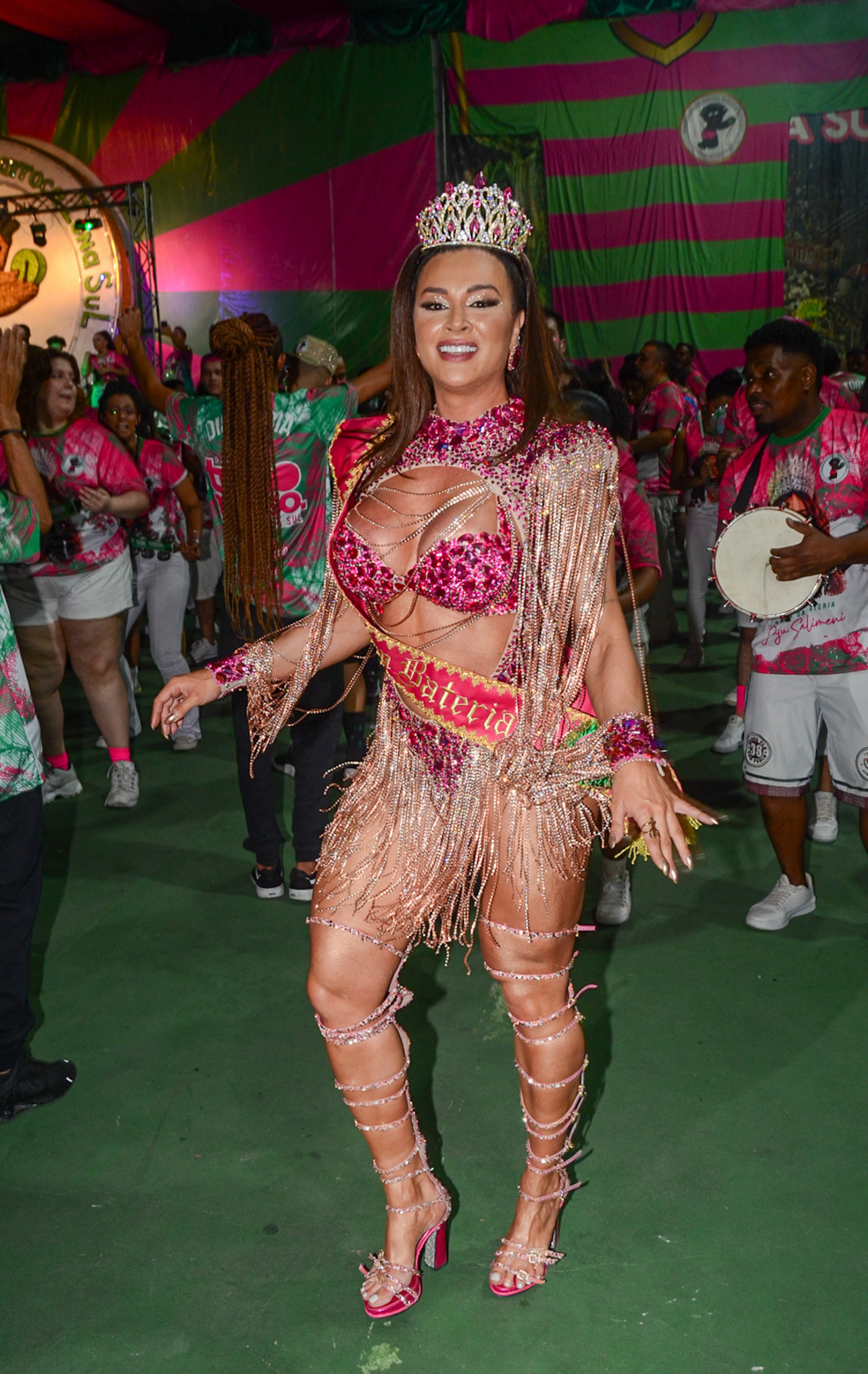 Juju Salimeni é coroada rainha de bateria da escola de samba paulista Barroca Zona Sul - Ag. News