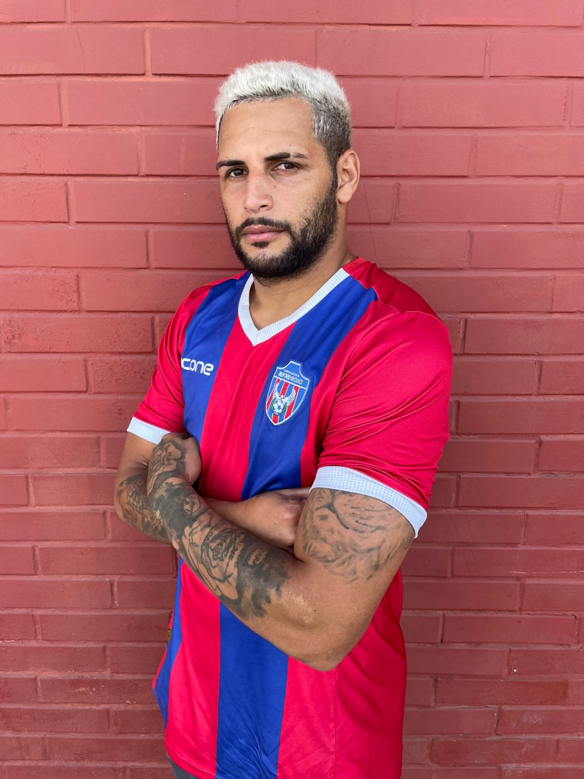 O atacante Vini Souza com a camisa da SEBR