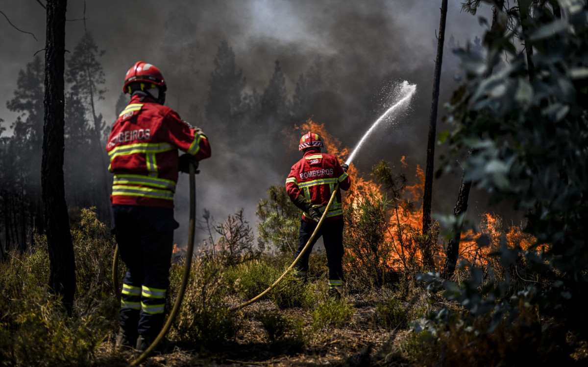 Bombeiros combatem incêndio