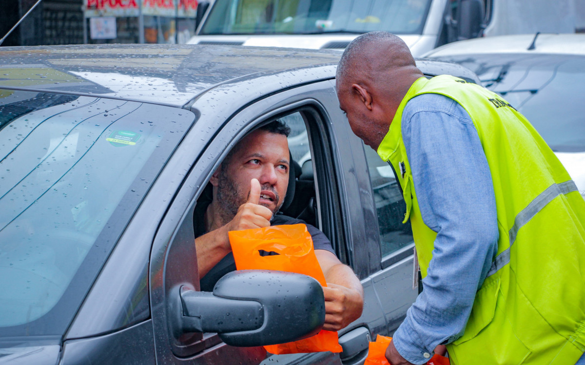 O secretário municipal de Transporte, Marcelo Machado, participou ativamente da campanha e instruiu motoristas