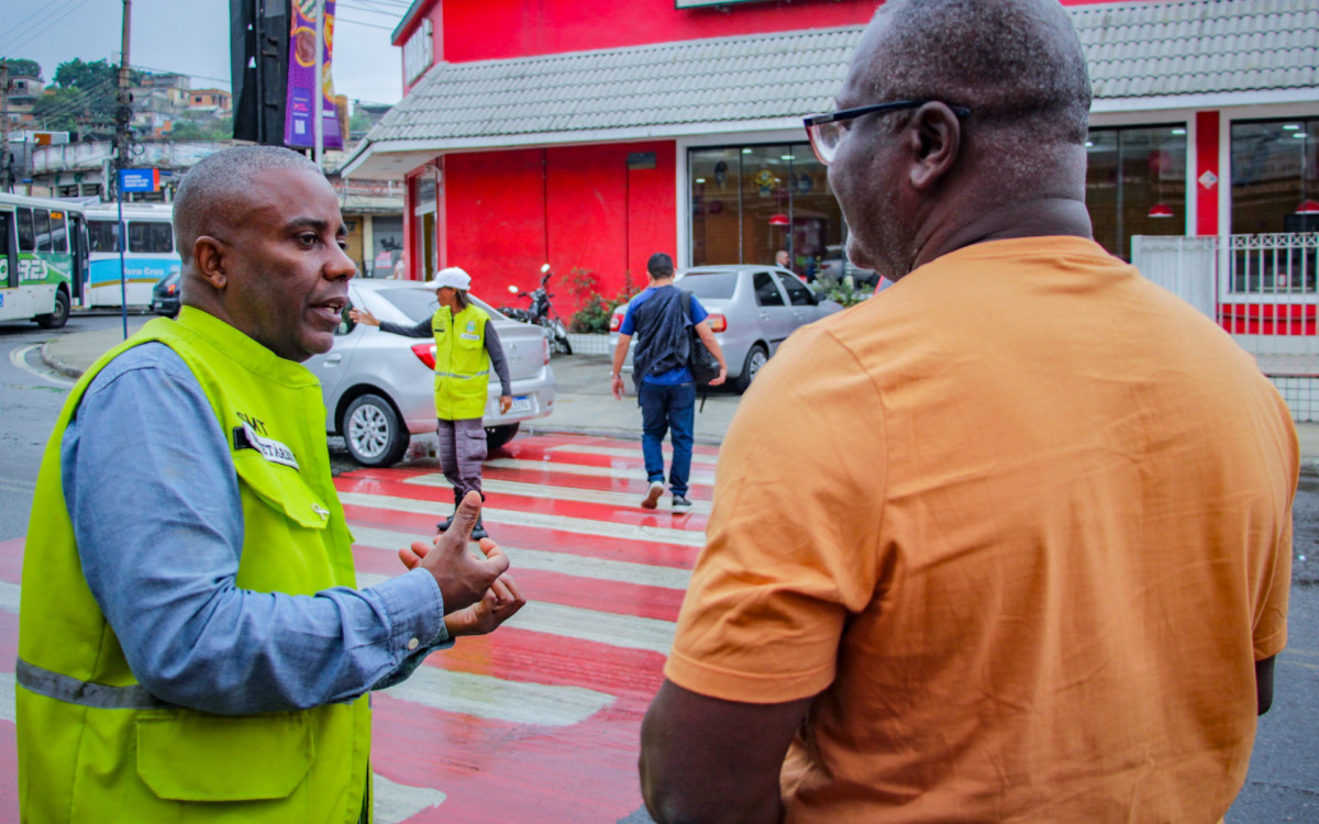 Secretário Marcelo Machado conversou com o encanador Amaral Silva mostrando a importância de usar a faixa de pedestre
