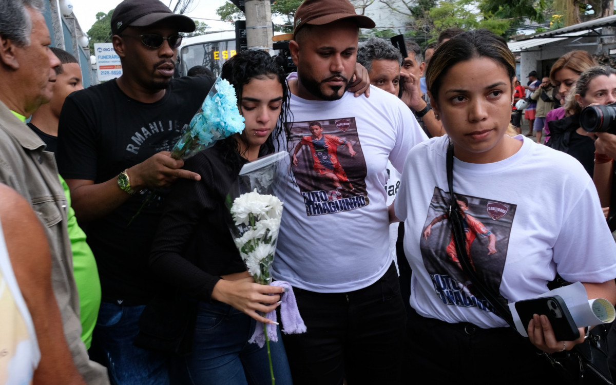 Familiares do menino morto na Cidade de Deus foram prestar depoimento &agrave; Pol&iacute;cia Civil