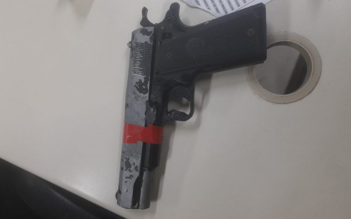 Agentes apreenderam uma r&eacute;plica de pistola e uma bolsa contendo pertences dos suspeitos