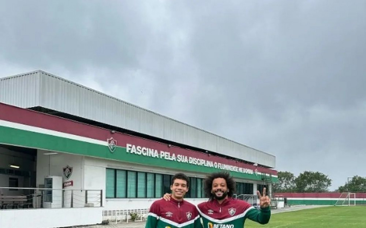 Marcelo treina no CT do Fluminense ao lado do filho, Enzo Alves