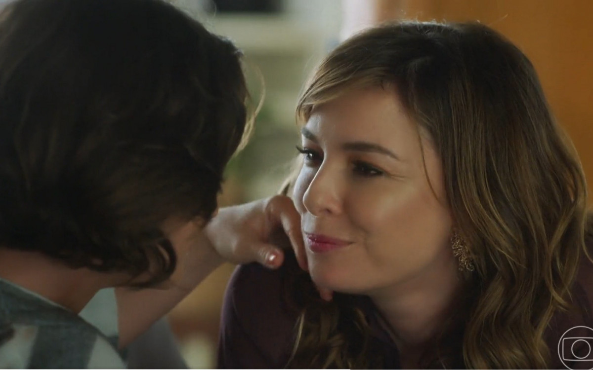 Em 'Vai na Fé', Regiane Alves e Priscila Sztejnman dão vida ao casal Clara e Helena  - Reprodução/Globo