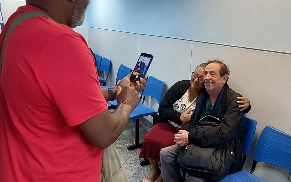 Marcos Oliveira foi tietado por f&atilde;s em hospital onde esteve para consulta de rotina