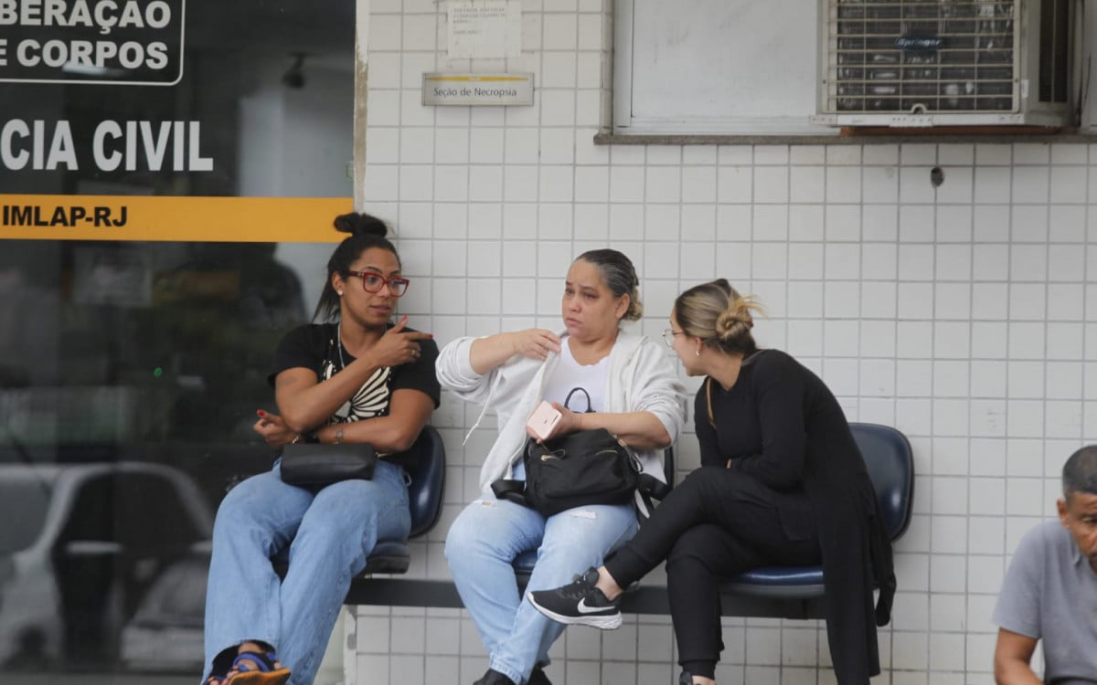 Amigos e familiares de Zico Bacana estiveram no IML do Centro do Rio para liberação dos corpos do ex-vereador e seu irmão, Jorge Tavares