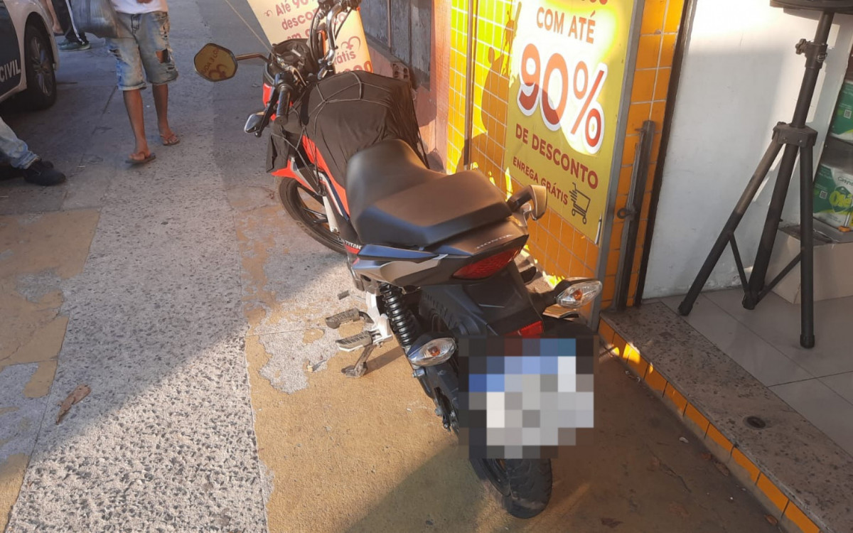 Moto clonada do suspeito foi apreendida pelos policiais da 42ª DP (Recreio dos Bandeirantes)