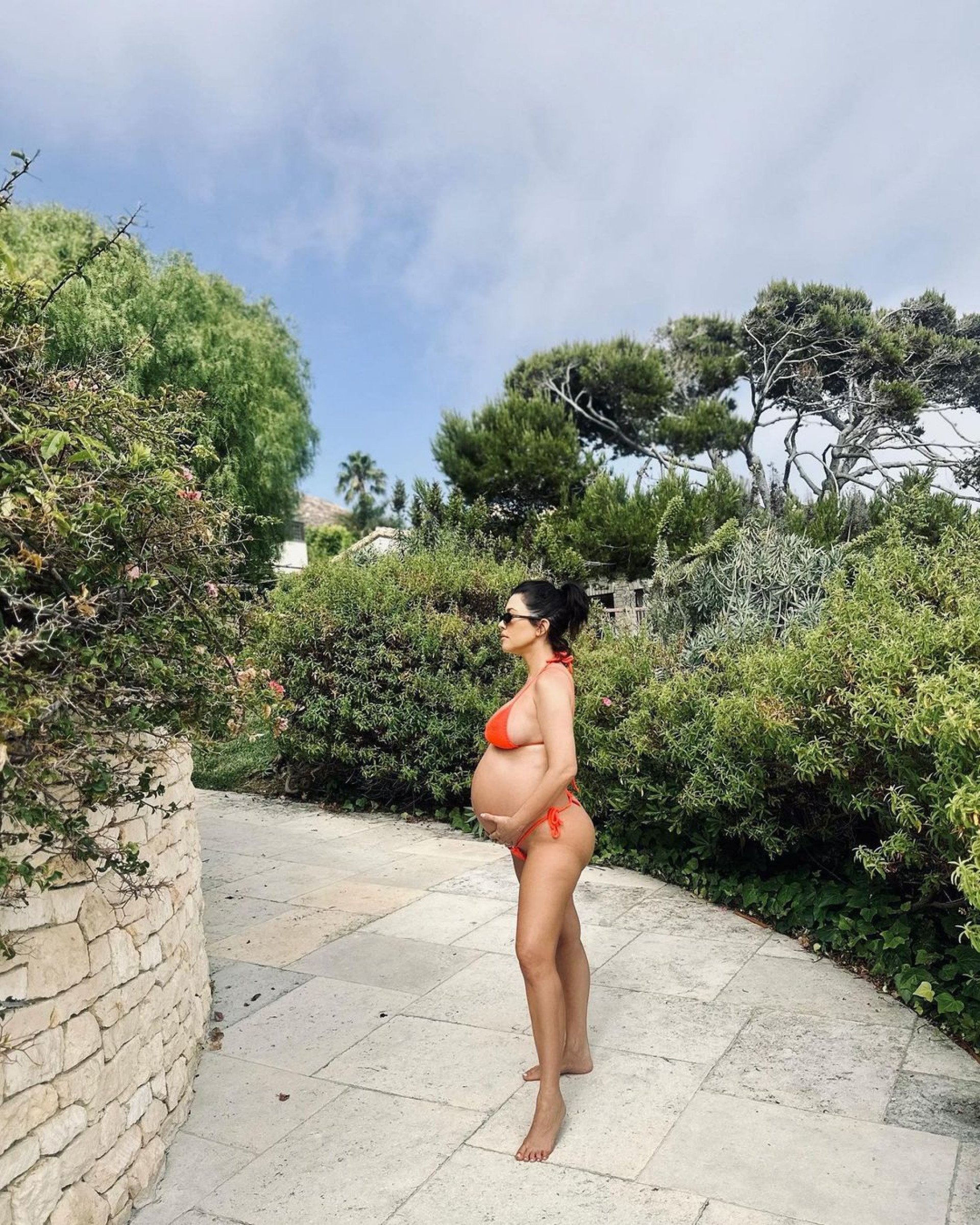 Kourtney Kardashian impressiona com barrigão de grávida - Reprodução/Instagram
