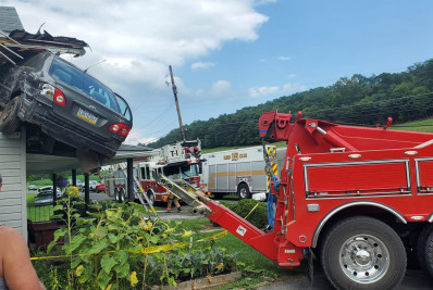 Motorista bate em bueiro e acerta carro no segundo andar de residência nos EUA