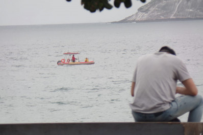 Família faz vaquinha para acompanhar buscas por jovem que se afogou em Ipanema