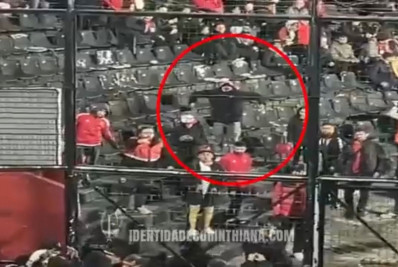 Torcedores do Newell's Old Boys fazem gestos racistas em direção a corintianos na Argentina