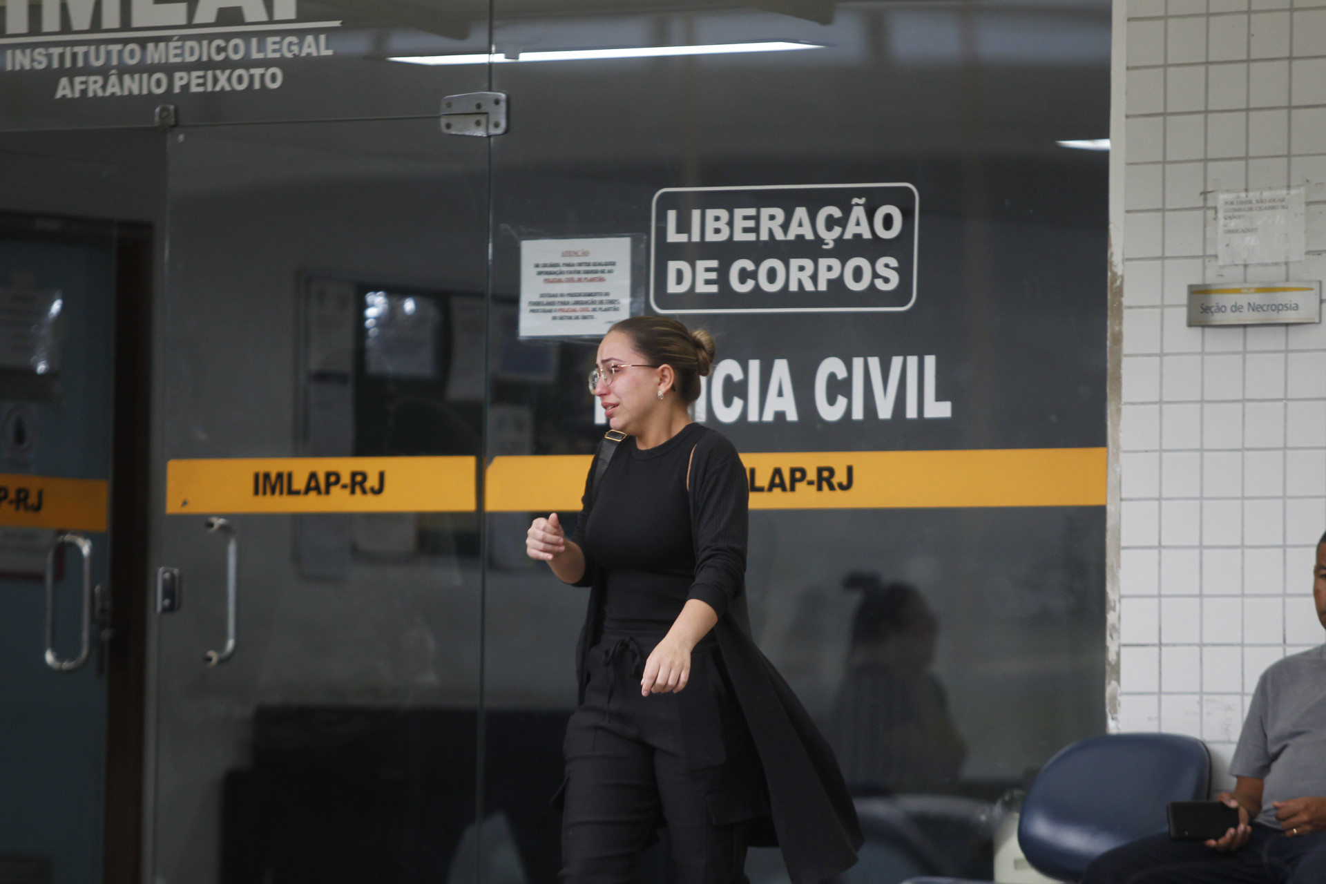 Familiares de Zico Bacana estiveram no IML nesta ter&ccedil;a-feira (8) para libera&ccedil;&atilde;o do corpo - Reginaldo Pimenta / Agencia O Dia