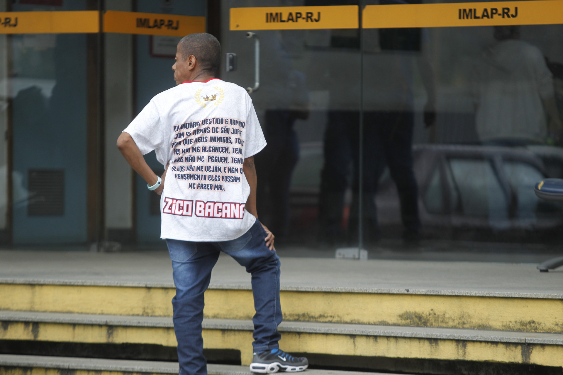 Familiares de Zico Bacana estiveram no IML nesta ter&ccedil;a-feira (8) para libera&ccedil;&atilde;o do corpo - Reginaldo Pimenta / Agencia O Dia