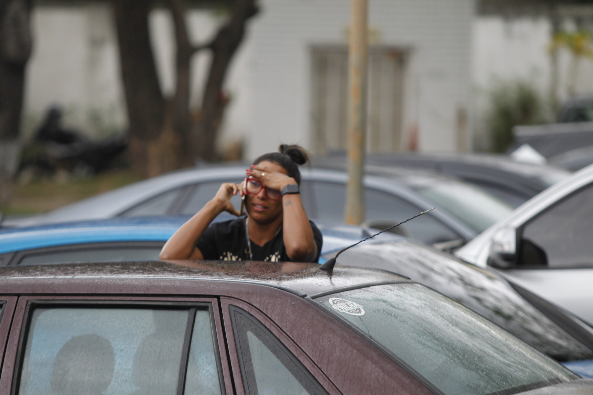 Familiares de Zico Bacana estiveram no IML nesta ter&ccedil;a-feira (8) para libera&ccedil;&atilde;o do corpo - Reginaldo Pimenta / Agencia O Dia