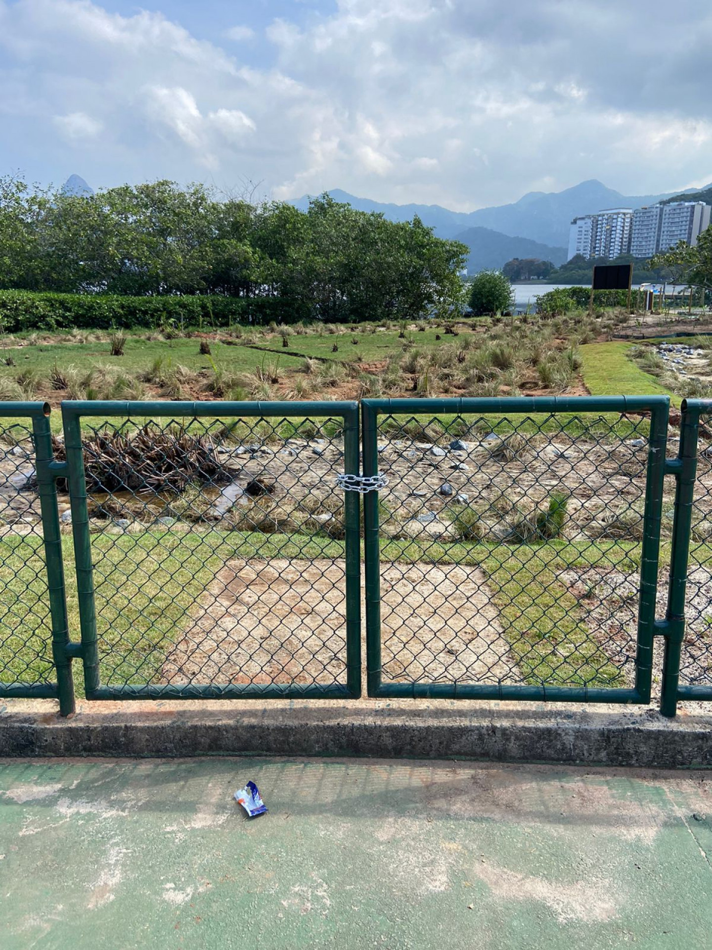 Quadra fechada com cadeado próximo à Lagoa Rodrigo de Freitas