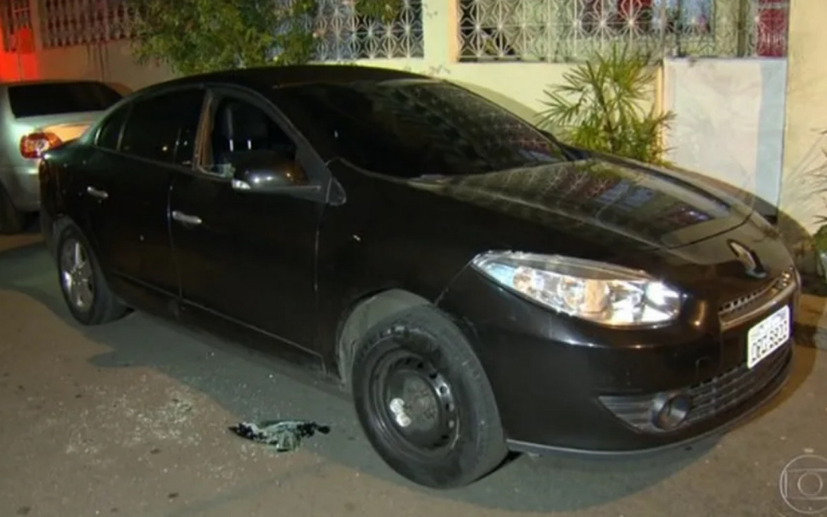 Veículo foi alvejado na Rua Marechal Joaquim Inácio, em Realengo  - Reprodução/TV Globo