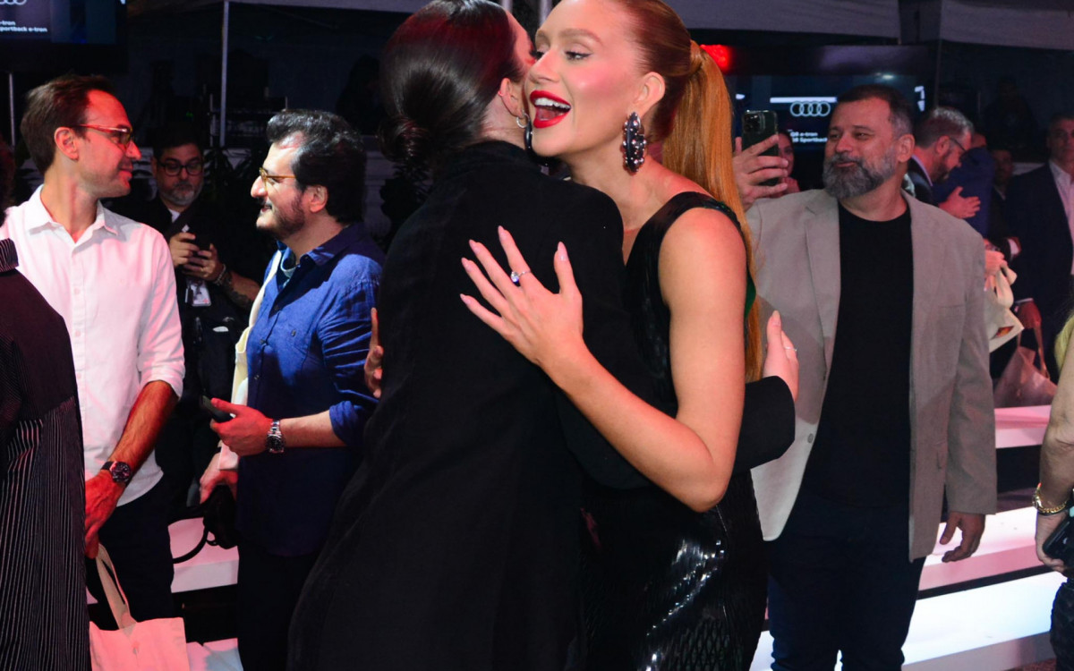 Marina Ruy Barbosa e Jade Picon se abraçaram na estreia da grife da ruiva nas passarelas