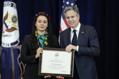 EUA premiam a brasileira Kari Guajajara por sua luta contra o racismo