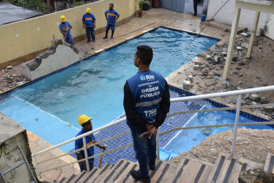 Com 450 metros quadrados, casa de luxo irregular é demolida na Rocinha