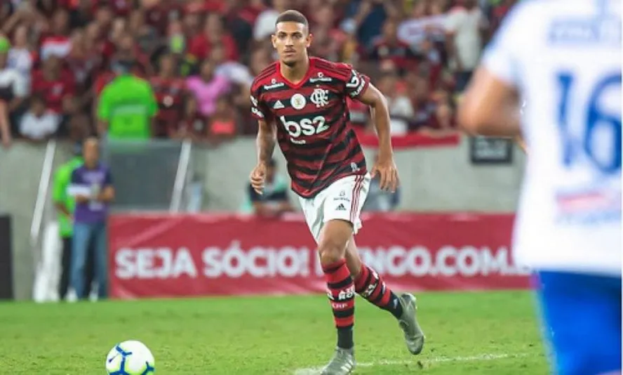 Clube da Premier League anuncia a contratação de volante revelado pelo Flamengo