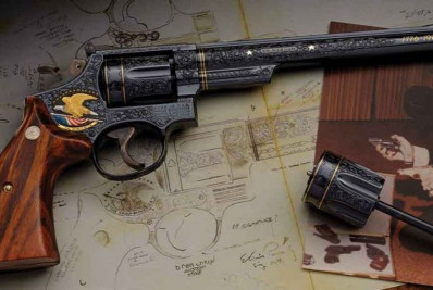 Revólver com mira de ouro de Elvis Presley vai a leilão nos EUA