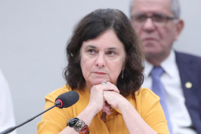 Nikolas Ferreira pergunta 'se mulher menstrua' para ministra da Saúde e ela reage