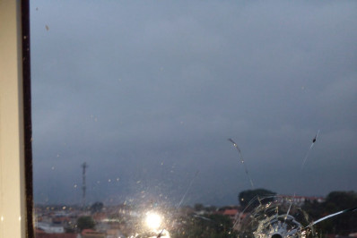 Mulher é atingida por bala perdida no Anil