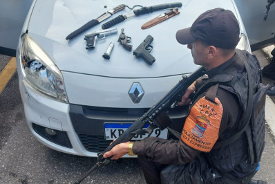 Três suspeitos de roubo a carro são presos pela PM após perseguição