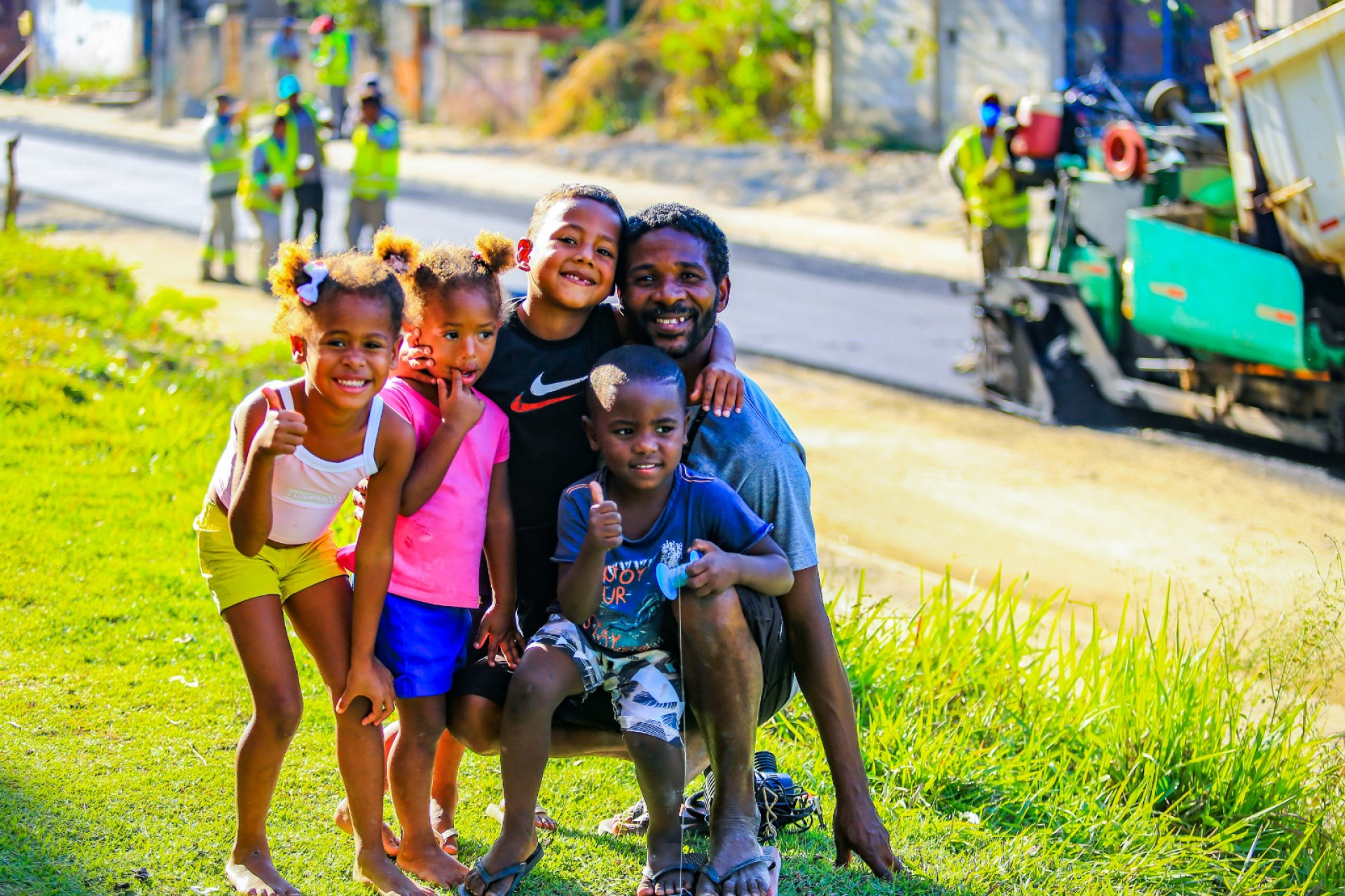 Nascido e criado no bairro, o motorista M&aacute;rcio Aleixo, junto com os filhos, agradeceu pela entrega das obras - Rafael Barreto / PMBR