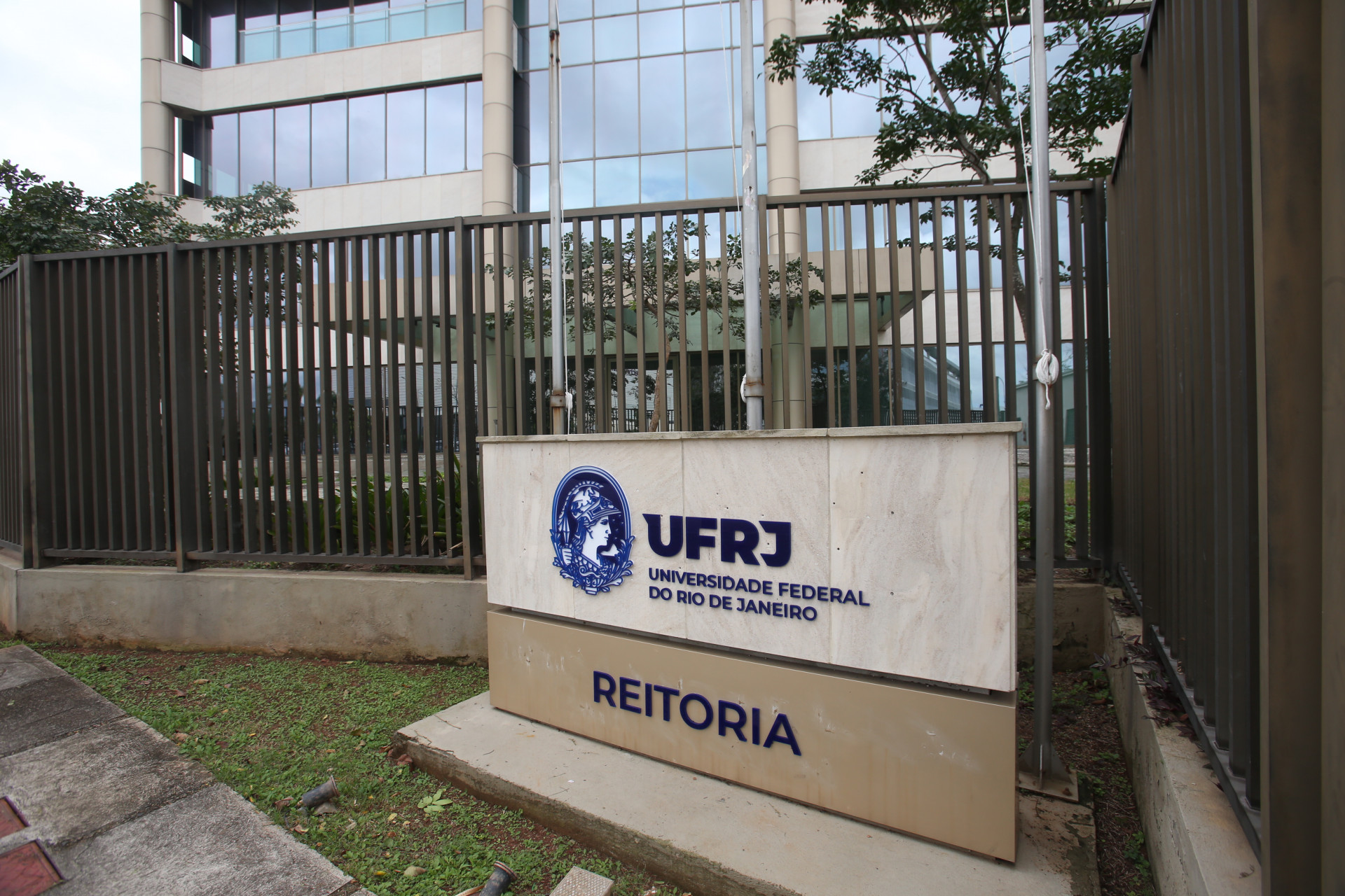 PF investiga possíveis fraudes em concurso da UFRJ