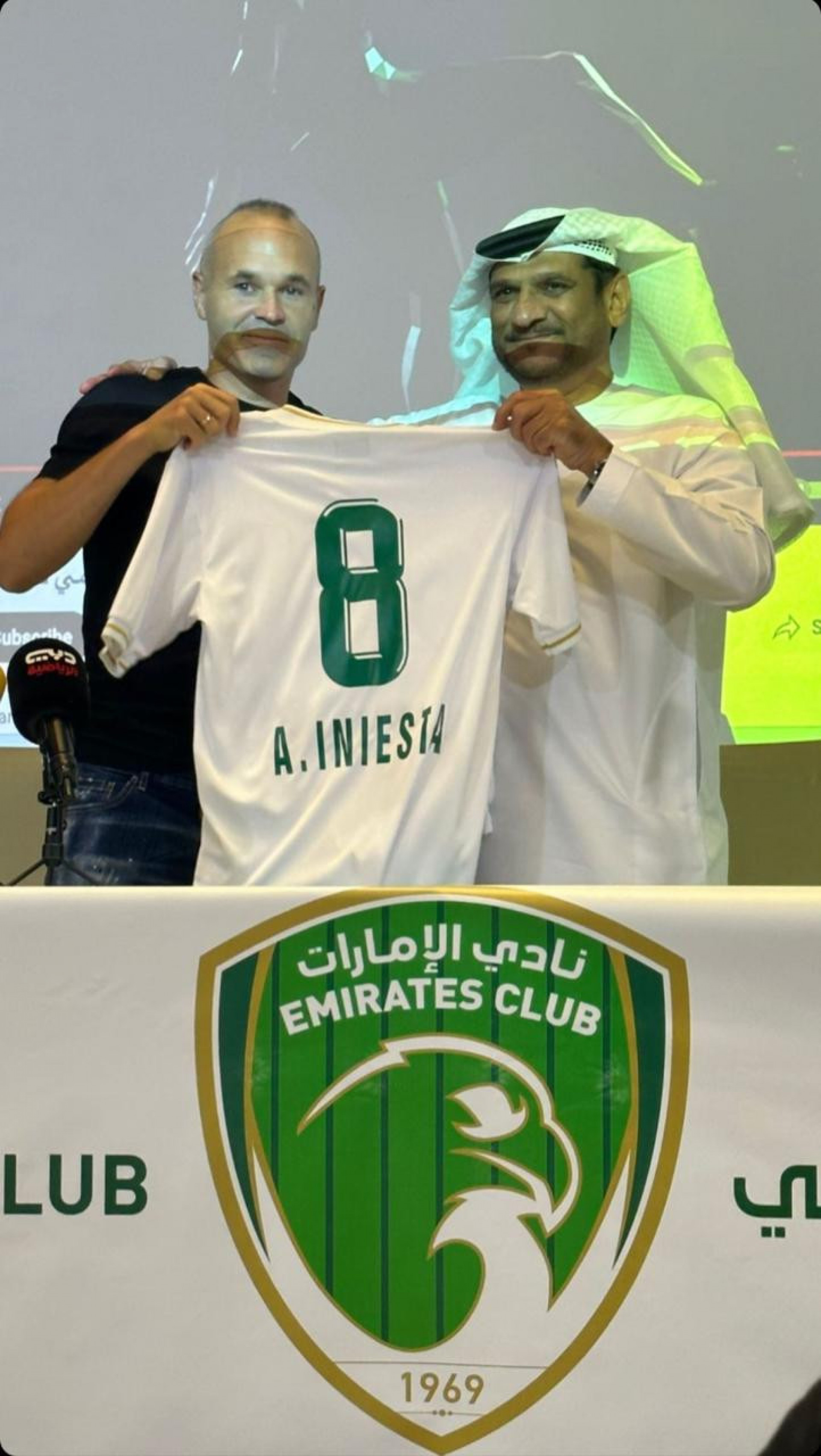 Iniesta foi apresentado pelo Emirates FC