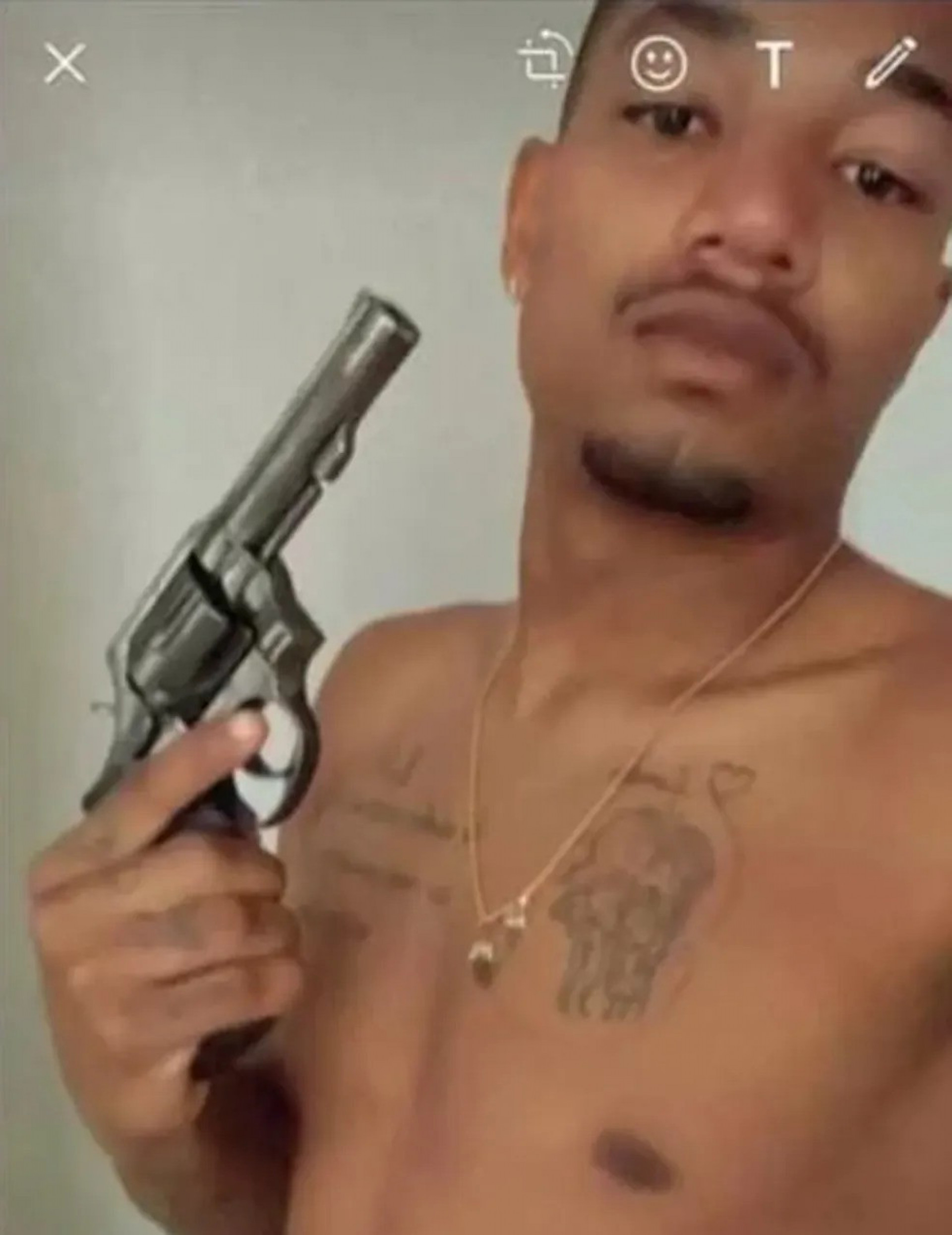 Fernandinho, do Mirassol, apareceu segurando arma de fogo - Reprodu&ccedil;&atilde;o/Redes sociais