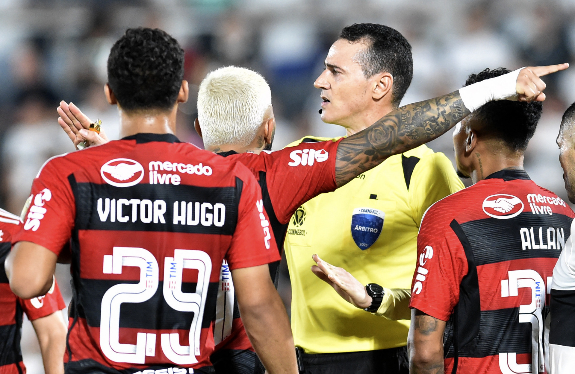 Gabigol, do Flamengo, reclama com o árbitro Wilmar Roldan durante o jogo contra o Olimpia - Foto: NORBERTO DUARTE / AFP