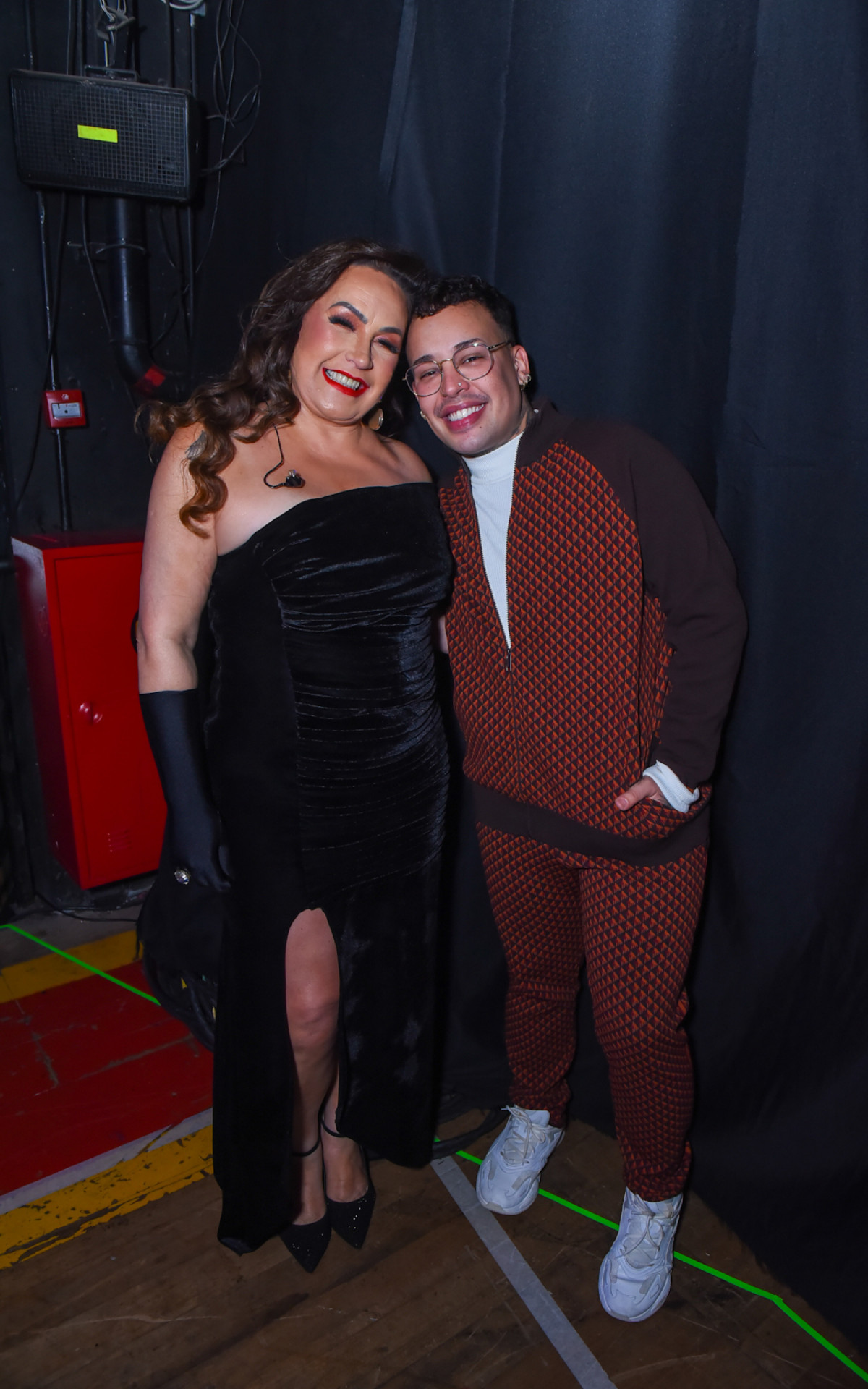 Gina Garcia posa ao lado do filho, Daniel Garcia, mais conhecido como Glória Groove, nos bastidores do show