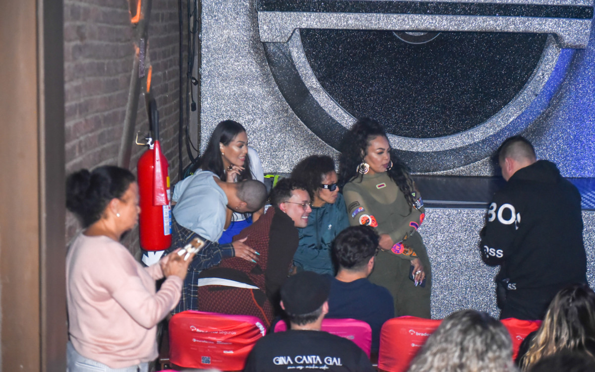 Fat Family tieta Daniel Garcia, mais conhecido como Glória Groove, em show de Gina Garcia