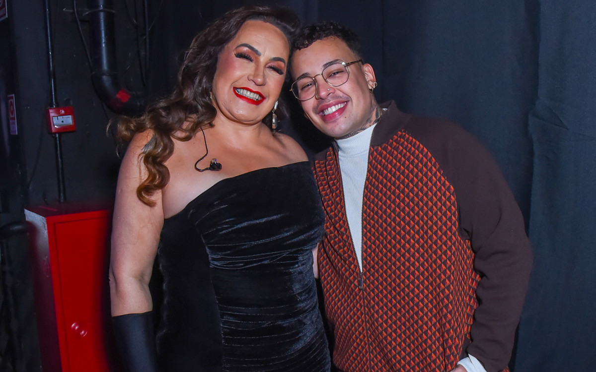 Gina Garcia posa ao lado do filho, Daniel Garcia, mais conhecido como Glória Groove, nos bastidores do show