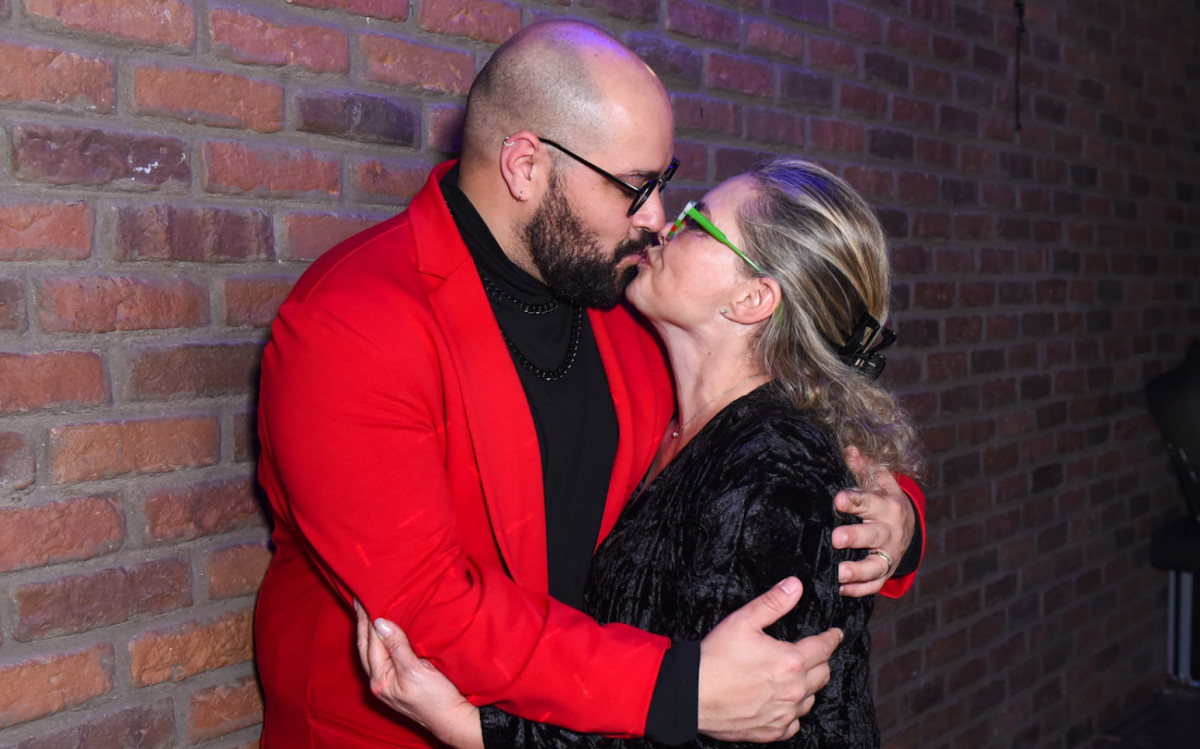 Tiago Abravanel posa agarradinho com a mãe, Cintia Abravanel, durante show da cantora Gina Garcia, em São Paulo