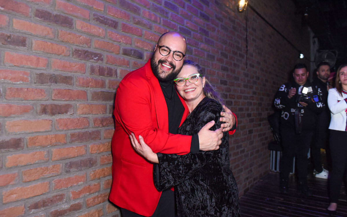 Tiago Abravanel posa agarradinho com a mãe, Cintia Abravanel, durante show da cantora Gina Garcia, em São Paulo