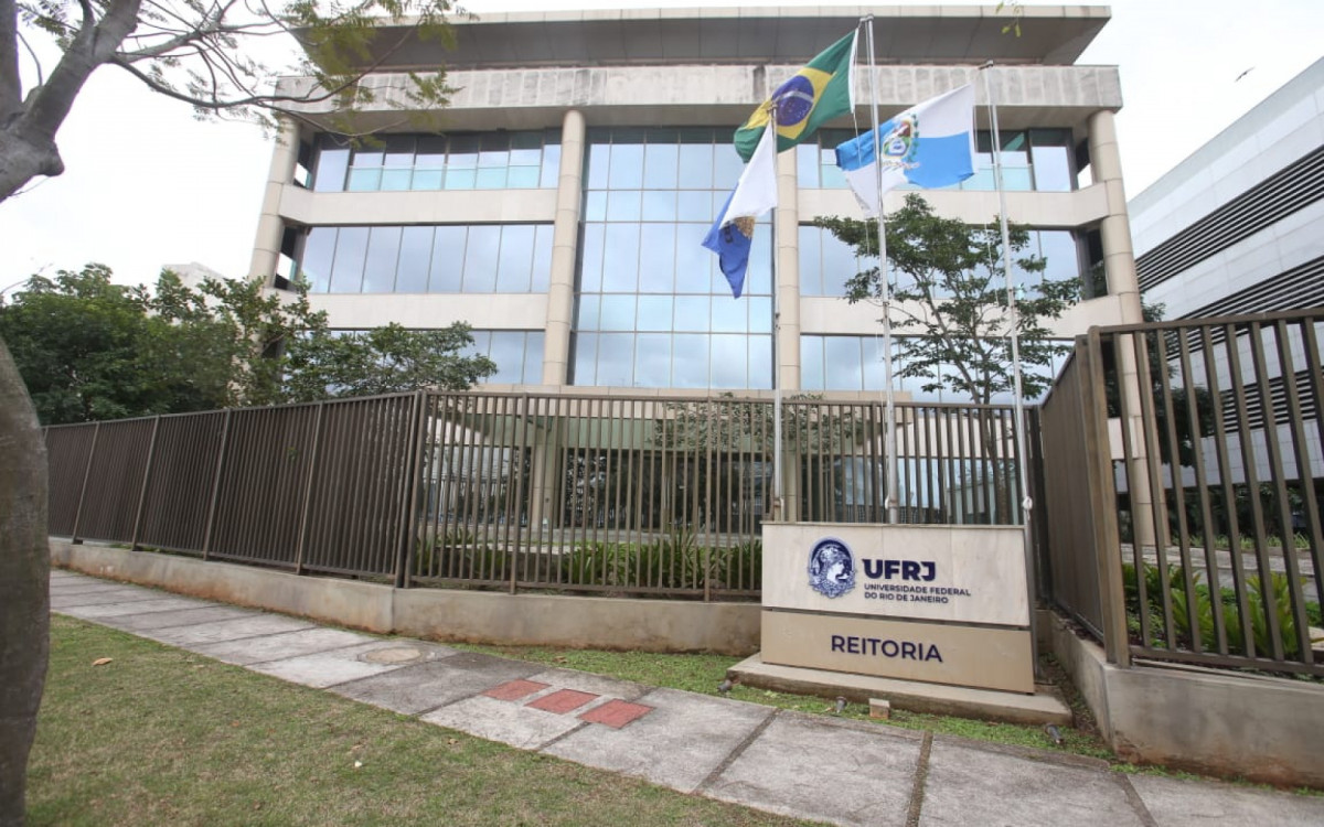 Reitoria da UFRJ é ocupada por Roberto Medronho, nova autoridade máxima da instituição, e Cássia Turci, no cargo de vice-reitora - Cleber Mendes / Agência O Dia