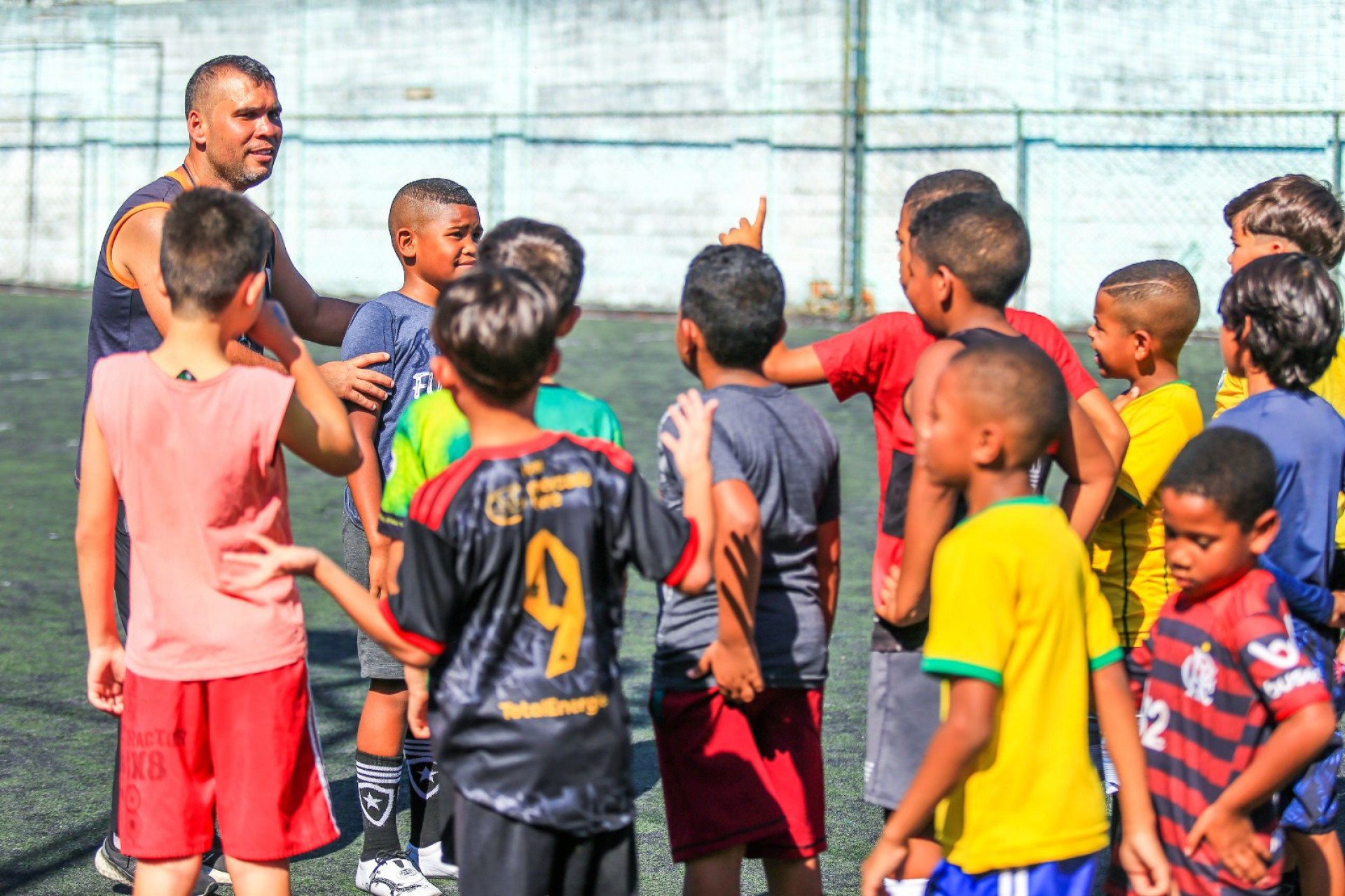 O futebol do projeto Sa&uacute;de + Feliz atrai um bom n&uacute;meros de crian&ccedil;as e adolescentes - Rafael Barreto / PMBR
