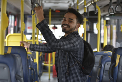 Ônibus vermelhinhos são apontados como um dos principais atrativos de Maricá
