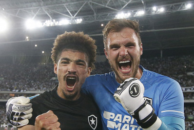 Botafogo acerta saídas de Perri e Adryelson ao Lyon por R$ 107 milhões