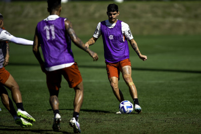 Empresário de Ayrton Lucas nega acerto do jogador do Flamengo com time de Jorge Jesus