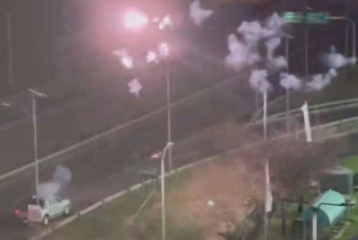 Torcida do Olimpia faz foguetório em frente a hotel do Flamengo