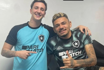 Após lesão no joelho, Tiquinho Soares inicia fisioterapia no Botafogo