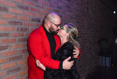 Tiago Abravanel posa agarradinho com mãe em show da cantora Gina Garcia